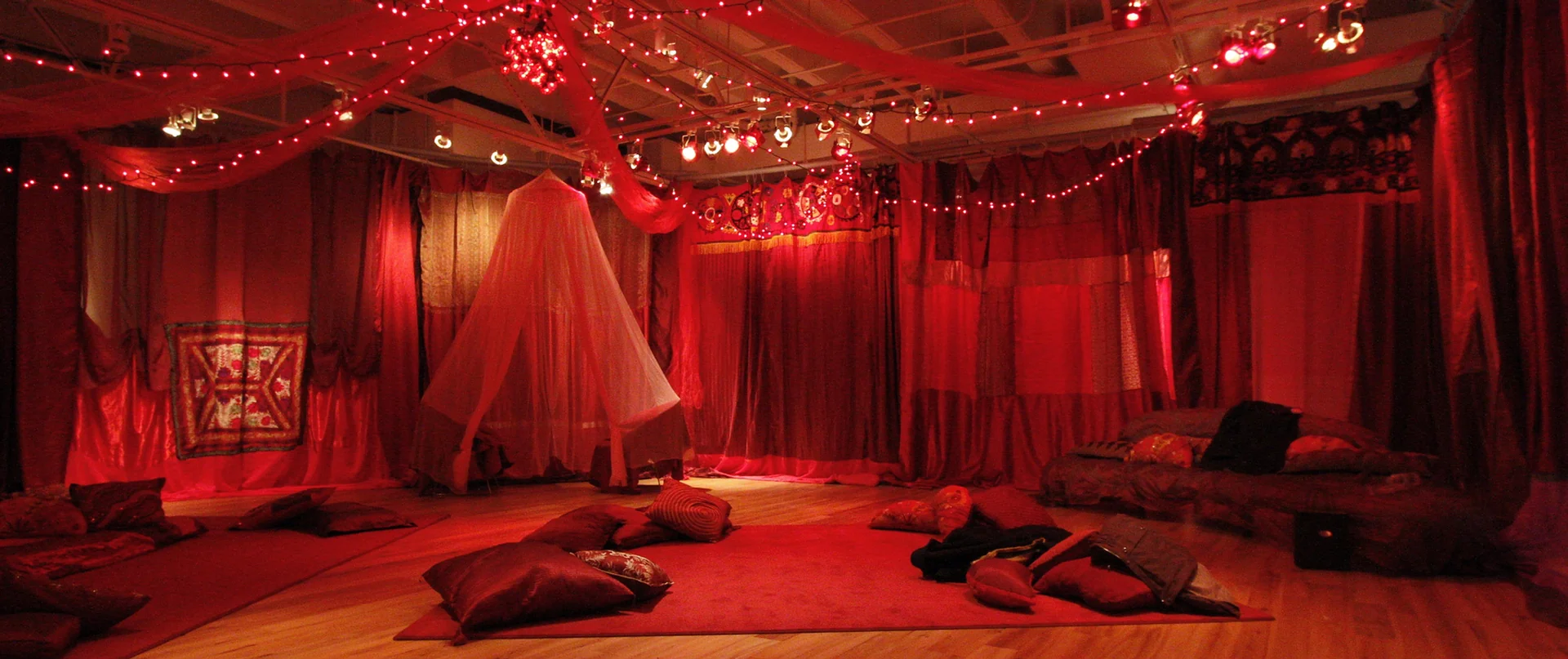 Red Tent - La Tienda Roja